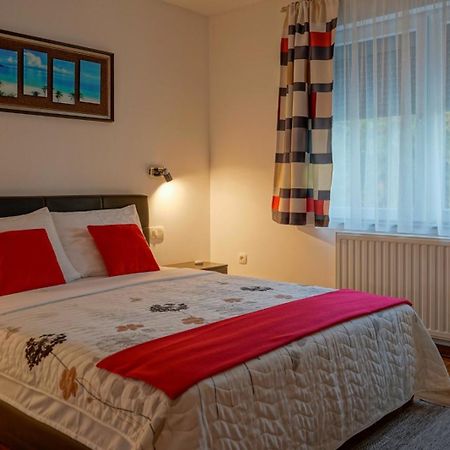 Apartments Paradise Licko Petrovo Selo Екстер'єр фото