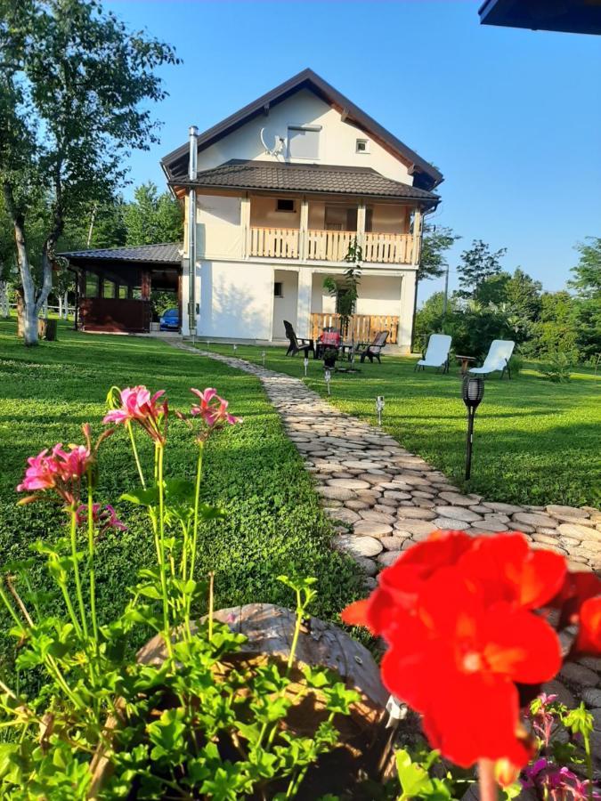 Apartments Paradise Licko Petrovo Selo Екстер'єр фото