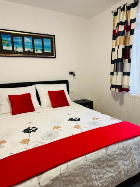 Apartments Paradise Licko Petrovo Selo Екстер'єр фото