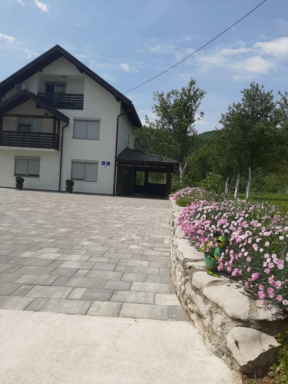 Apartments Paradise Licko Petrovo Selo Екстер'єр фото