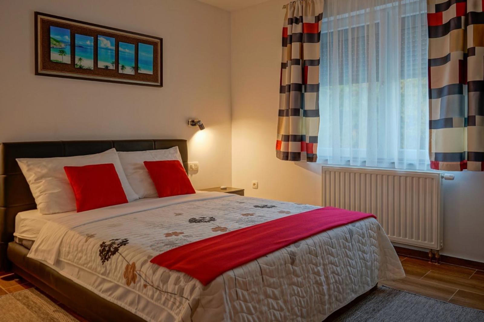 Apartments Paradise Licko Petrovo Selo Екстер'єр фото