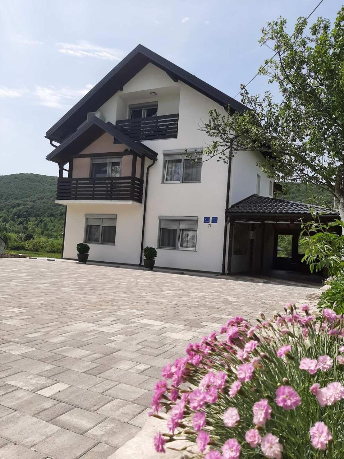 Apartments Paradise Licko Petrovo Selo Екстер'єр фото