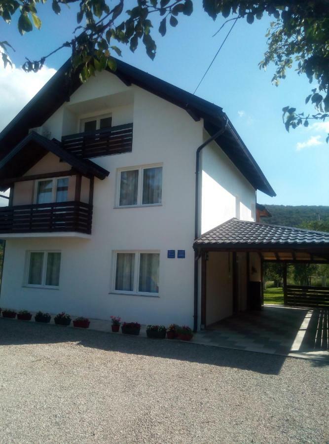 Apartments Paradise Licko Petrovo Selo Екстер'єр фото